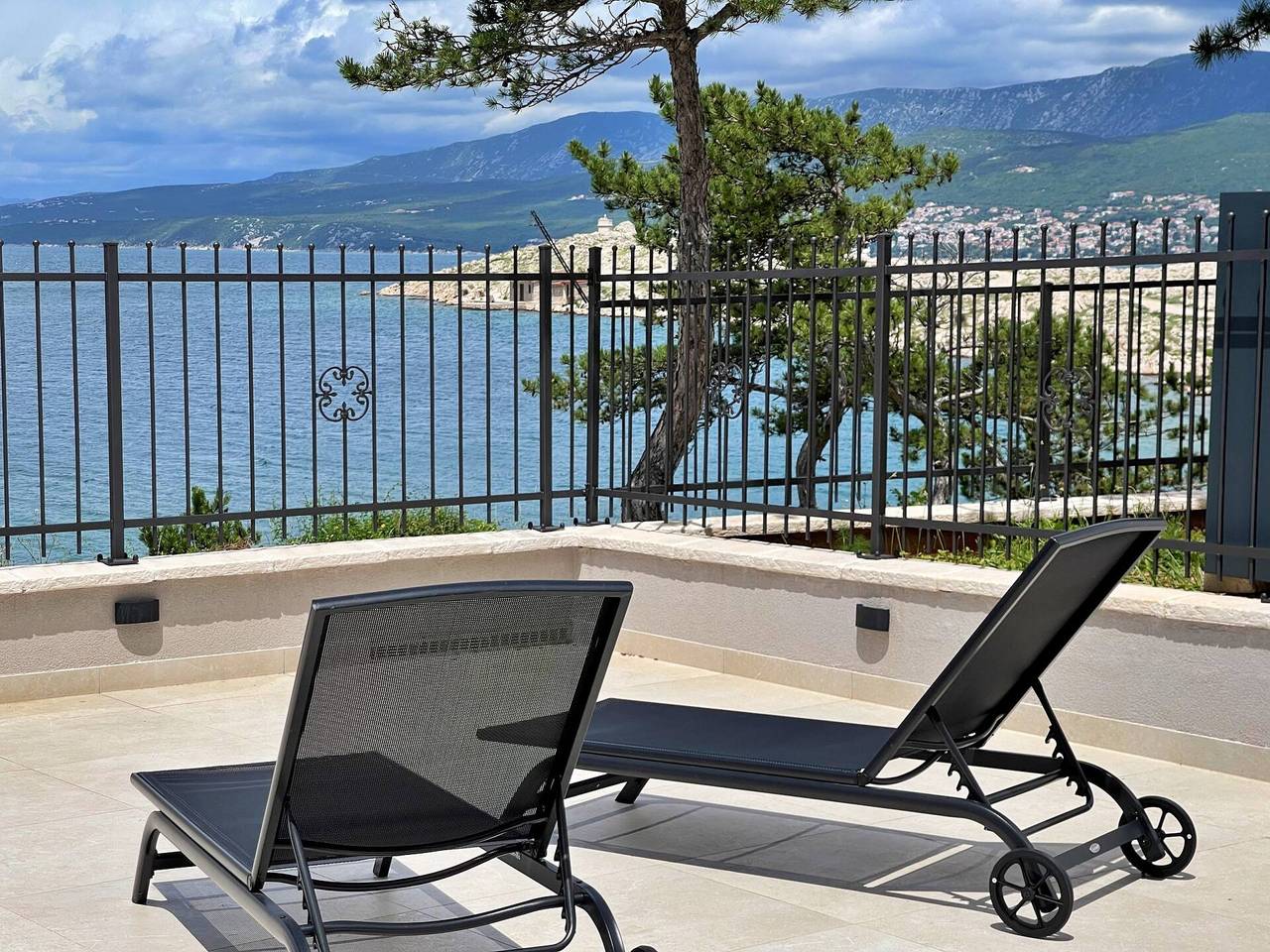 Ganze Wohnung, Apartment Sealuxe mit Whirlpool und Meerblick - 30 Meter vom Meer entfernt, private Terrasse, Zugang zum Pool, Waschmaschine in Silo (Krk), Krk