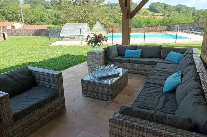 Location de vacances pour 24 personnes, avec Balcon et Jacuzzi ainsi que Jardin et Sauna à Saint-Martin-de-Fressengeas
