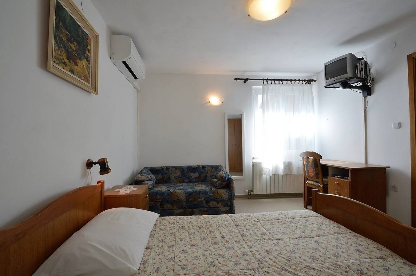 Ganze Wohnung, Studio Rahela 3 in Mali Lošinj, Zagazinjine. Das Erdgeschoss ist für 2 Personen geeignet und besteht aus: Schlafzimmer mit Doppelbett, Küche und Esszimmer, Wohnzimmer und Terrasse. in Mali Lošinj, Lošinj