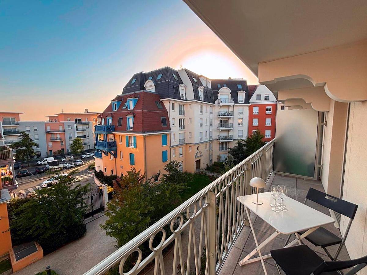 Appartement entier, Elegant Apartment with Private Parking, close to Paris in Le Blanc-Mesnil, Seine-Saint-Denis