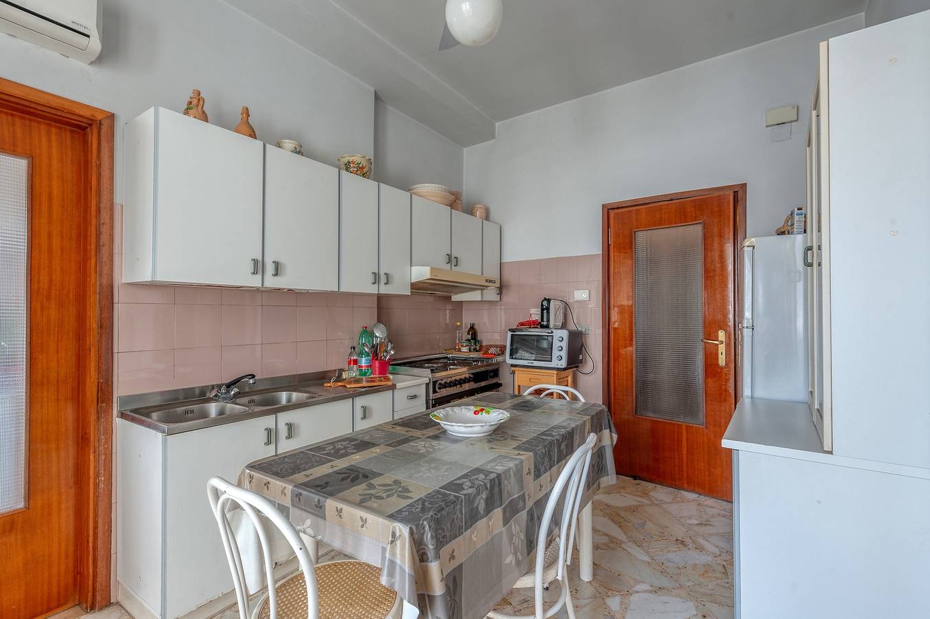 Entire apartment, Apartment 'Casa Signorile' with Balcony and Air Conditioning in Lecce, Lecce Province