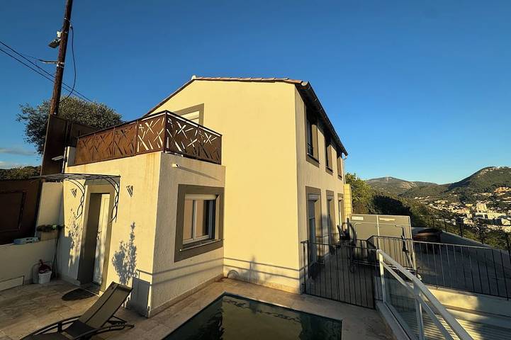 Location de vacances pour 6 personnes, avec Terrasse à Saint-André-de-la-Roche