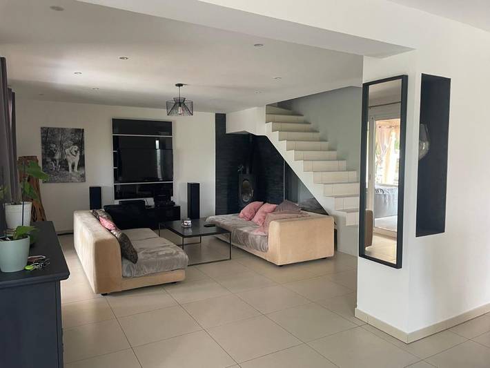 Location de vacances pour 6 personnes, avec jardin et jacuzzi à Montferrat