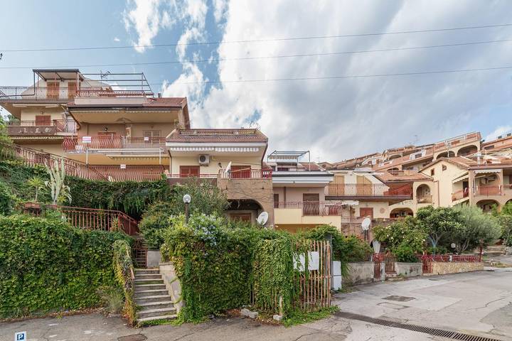 Gîte pour 4 personnes, avec balcon/terrasse et vue sur l’océan, animaux acceptés à Letojanni - 3