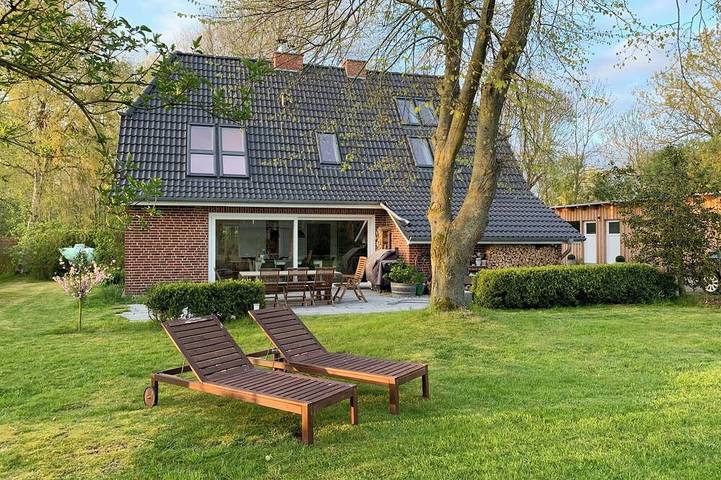 Ferienhaus für 8 Personen, mit Sauna und Garten in Poppenbüll