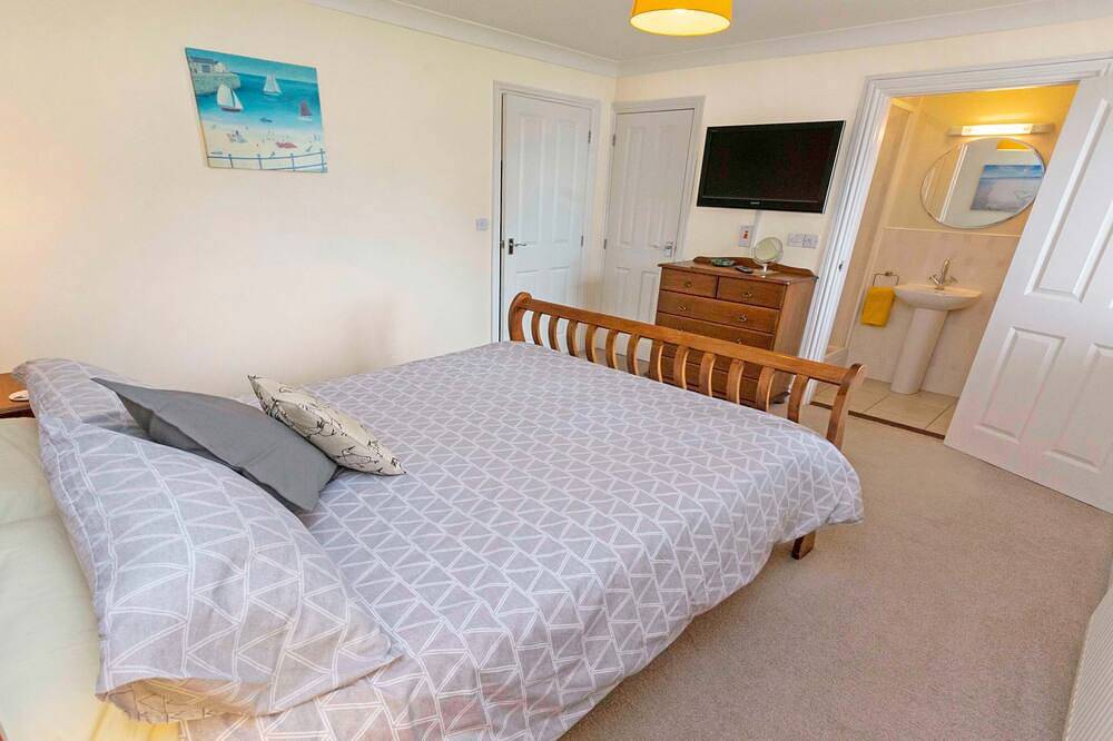 Oysters | Sleeps 6 | Modern Villa & Dog Friendly in Braunton, Devon