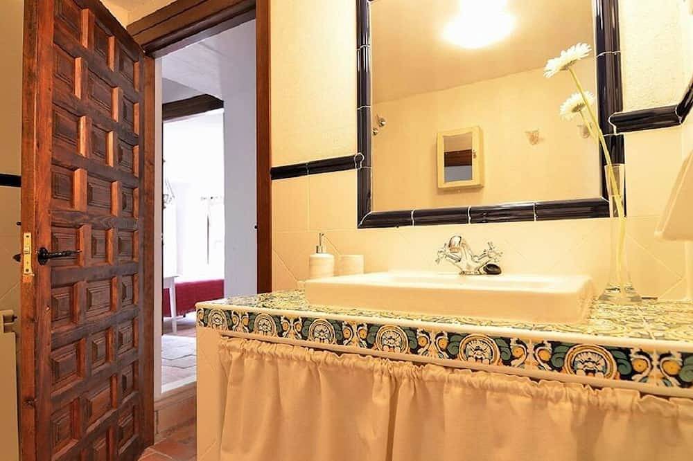 Charming rural house with swimming pool for groups in Cuenca in Valdetórtola, Cuenca Provinz