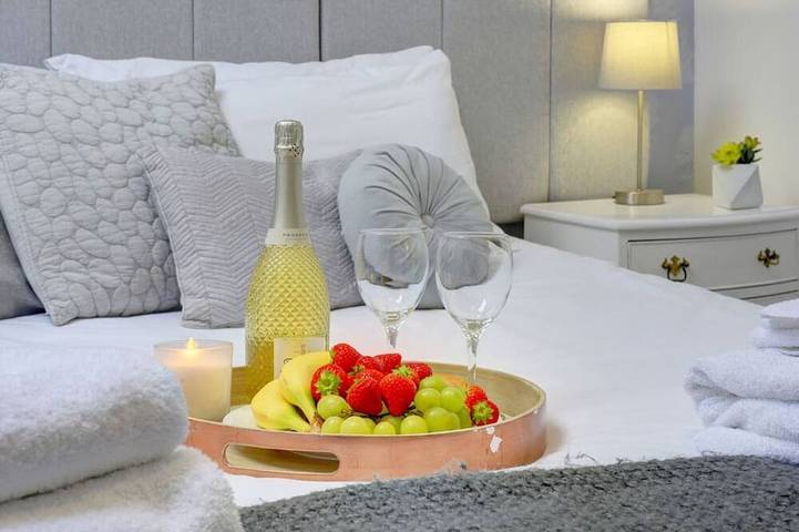 Marston Croft Cottage | Hot Tub | Sleeps 7 |Southam | Inspire Homes in Southam, Warwickshire