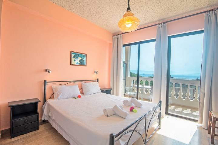 Ferienwohnung für 4 Personen, mit Balkon und Garten sowie Kinderpool auf Korfu