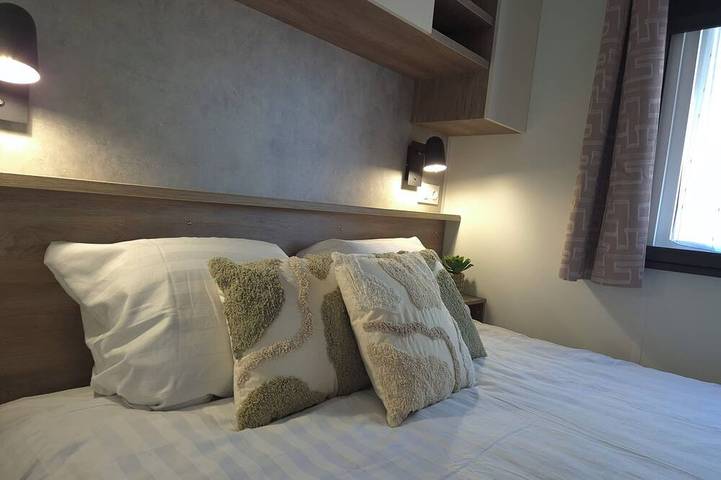 Detached luxury 6-person chalet with sheltered and spacious lakefront terrace in Nunspeet, Veluwe