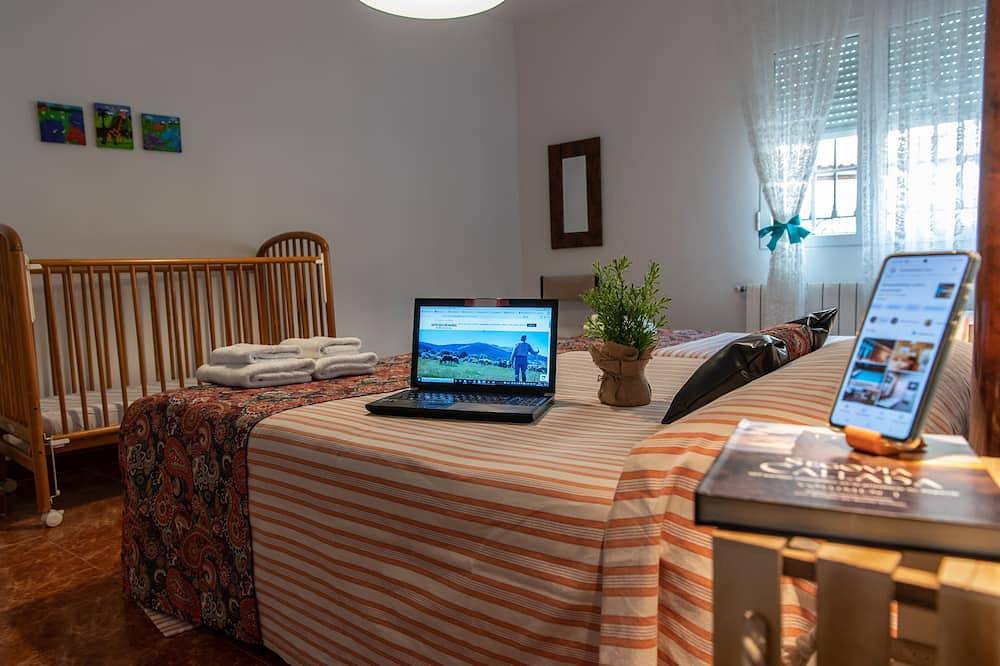 Ideal Familias 7 Dormitorios Jardin bbc Wifi 55 min de Madrid y 8 min de Segovia in Segovia, Segovia Province