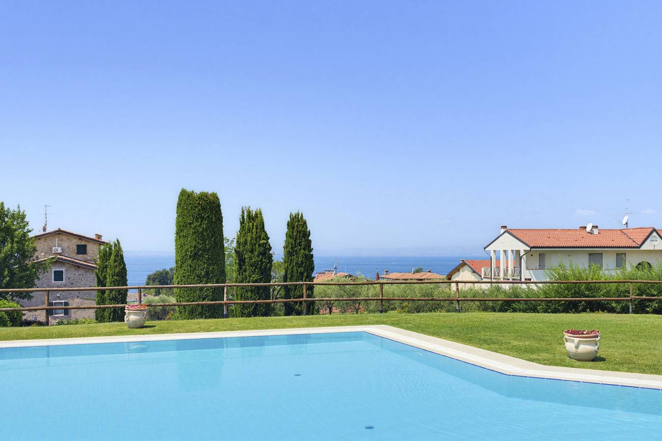 Appartement entier, Regarda - Basiliko White Apartment with pool and wifi in Lazise, Montagnes autour du lac de Garde