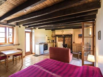 Gîte pour 2 personnes, avec vue sur le lac ainsi que terrasse et jardin, animaux acceptés à Savignac-Lédrier