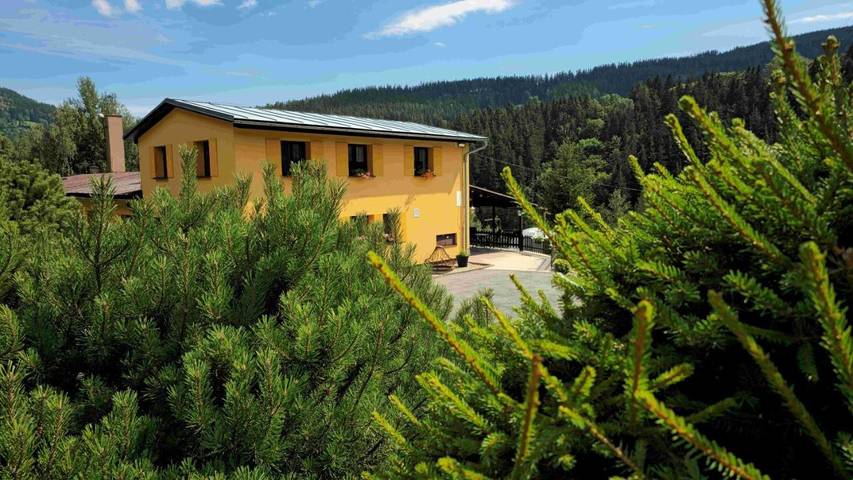Ferienhaus für 4 Personen, mit Ausblick und Pool sowie Garten in Spindlermühle