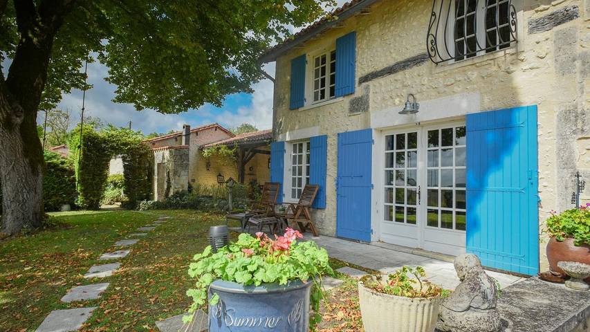 Location de vacances pour 18 personnes, avec piscine ainsi que jardin et terrasse, animaux acceptés à Lusignac