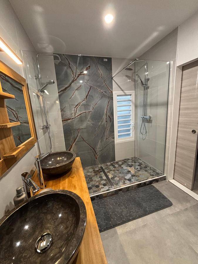 Location de vacances pour 2 personnes, avec jacuzzi ainsi que piscine et jardin dans Plage de Malendure - 4