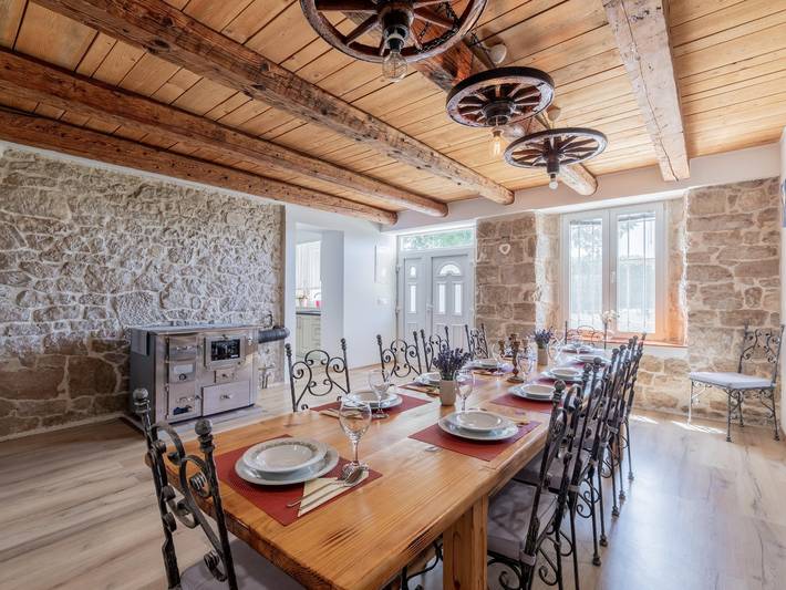 Hügelige Steinvilla für 10 Gäste in Donji Vinjani in Imotski, Makarska Riviera
