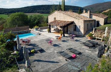 Cottage pour 2 personnes, avec vue ainsi que jardin et piscine à Simiane-la-Rotonde