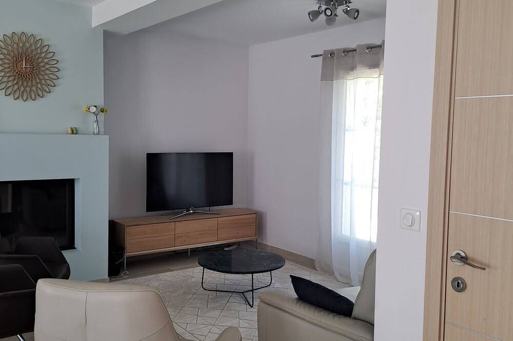 La Bastide Saint Roch - Modern and spacious in a quiet location with a pool in La Tour-d'Aigues, Parc naturel régional du Luberon