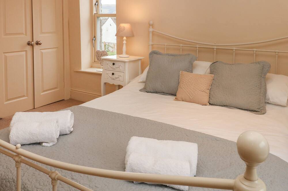 4 Cherry Tree Cottages, family friendly, with open fire in Bradwell in Bradwell (Derbyshire Dales), Derbyshire