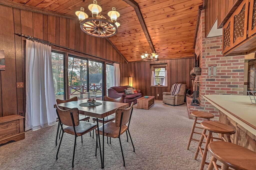 < 3 Mi to Higgins Lake: Roscommon Cabin w/ Deck in Higgins Lake