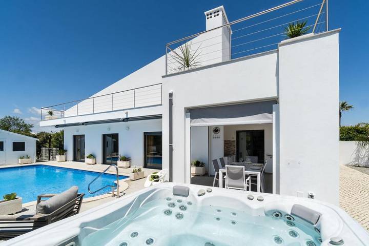 Villa para 8 pessoas, com jacuzzi e jardim e ainda piscina em Moncarapacho