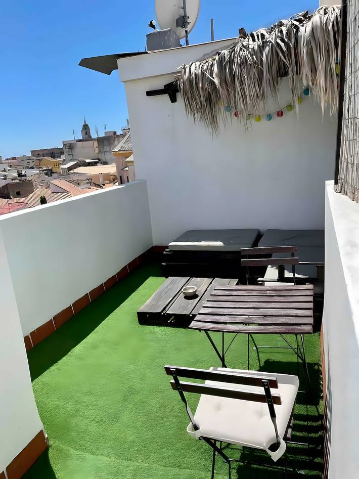 Entire studio, Studio Apartment 'The Black Rose Rooftop Malaga City' with Private Terrace, Wi-Fi and Air Conditioning in Málaga Central District, Malaga