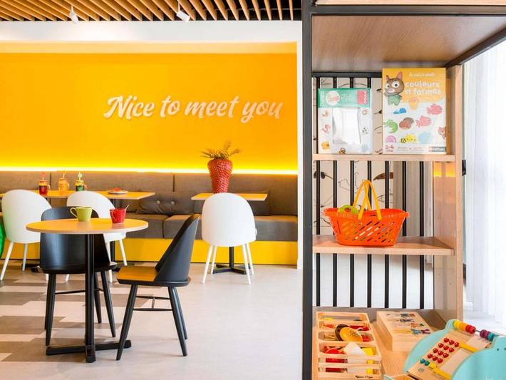 Hôtel pour 2 personnes, avec terrasse et piscine, animaux acceptés dans Aeroport Nice - Cote D Azur - 4