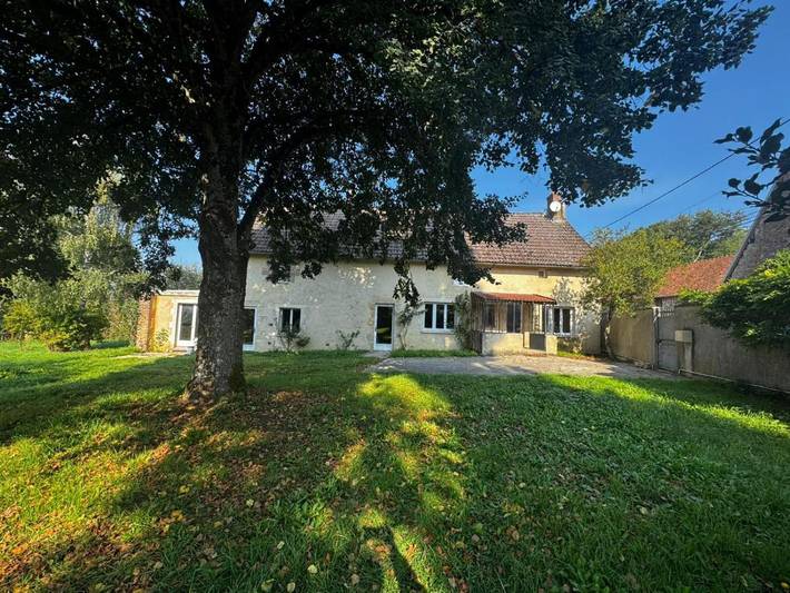 Location de vacances pour 11 personnes, avec Terrasse ainsi que Jardin et Vue à Dampierre-sous-Bouhy