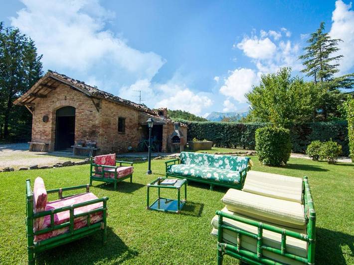 Casa vacanza per 19 persone, con Balcone e Giardino nonché Piscina a Amandola