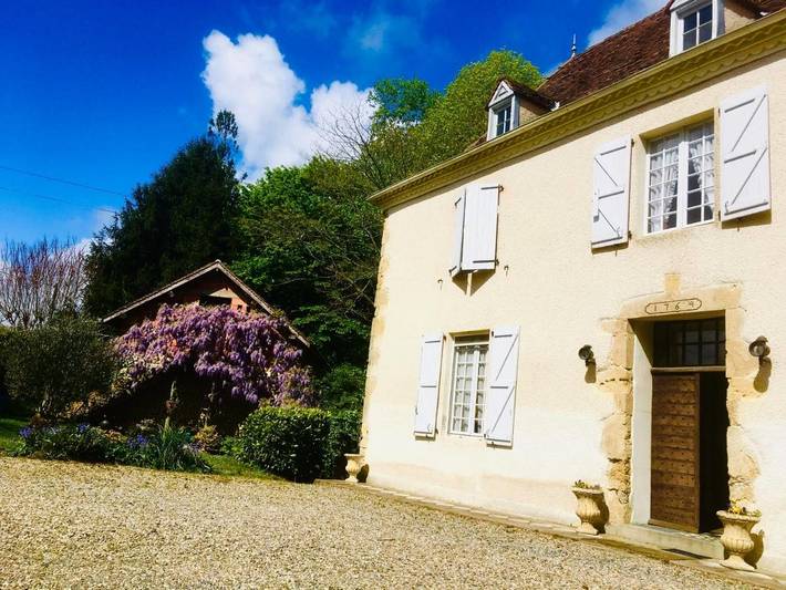 Location de vacances pour 2 personnes, avec Terrasse ainsi que Jardin et Vue dans Fichous-Riumayou