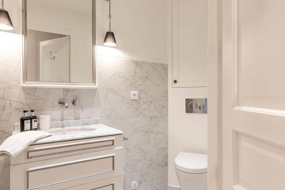 Appartement entier, Vente! Incroyablement romantique 1 chambre avec balcon et vue imprenable sur Eiffel in Tour Eiffel, Paris
