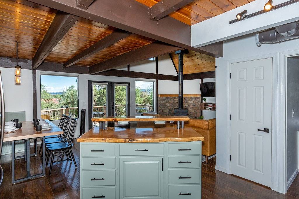 Cozy Boulder Cabin• minutes to downtown Whiskey Row and Rodeo• views• hot tub in Prescott, Yavapai County