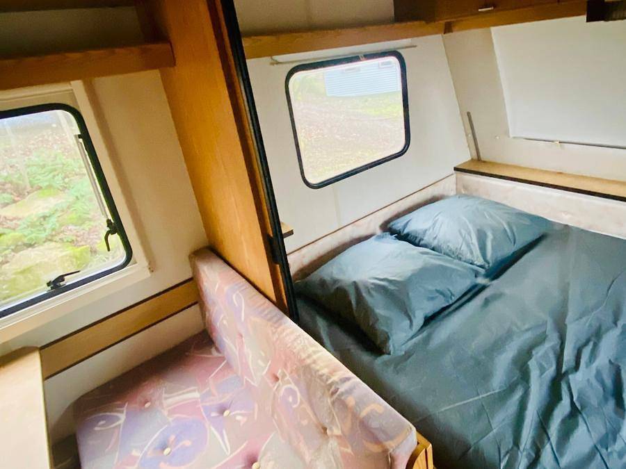 Flower Camping la Pibola - Caravane 2 personnes - Locaravane 10m² + Terrasse 9m² in Camon, Ariège