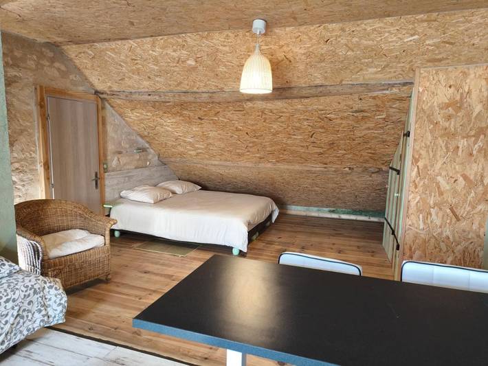 Gîte pour 4 personnes, avec Terrasse ainsi que Jacuzzi et Jardin à Bellechaume - 2