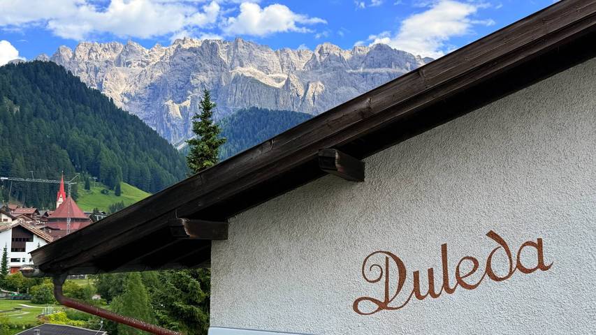 Apartment „Piz Duleda – Alpine“ mit Bergblick, privater Terrasse und Wlan
