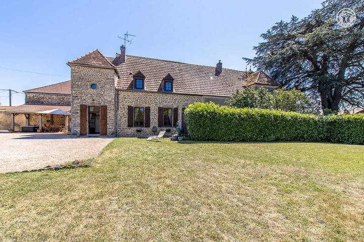 Gîte pour 6 personnes, avec piscine ainsi que terrasse et jardin