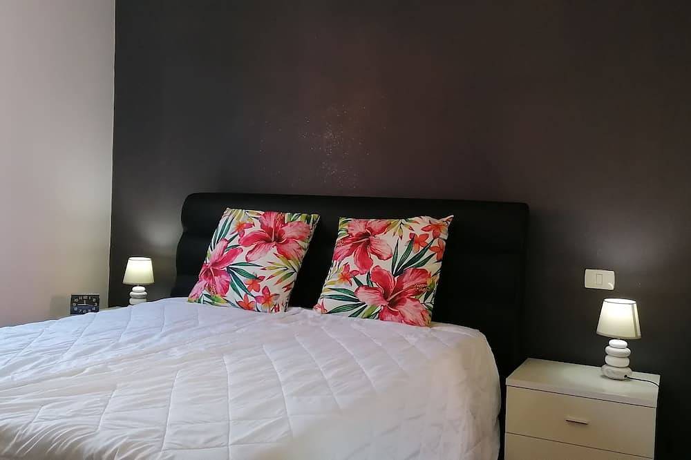 Ganze Wohnung, Apartment in residence with swimming pool. Private garden in Caprino Veronese, Gardasee-Berge