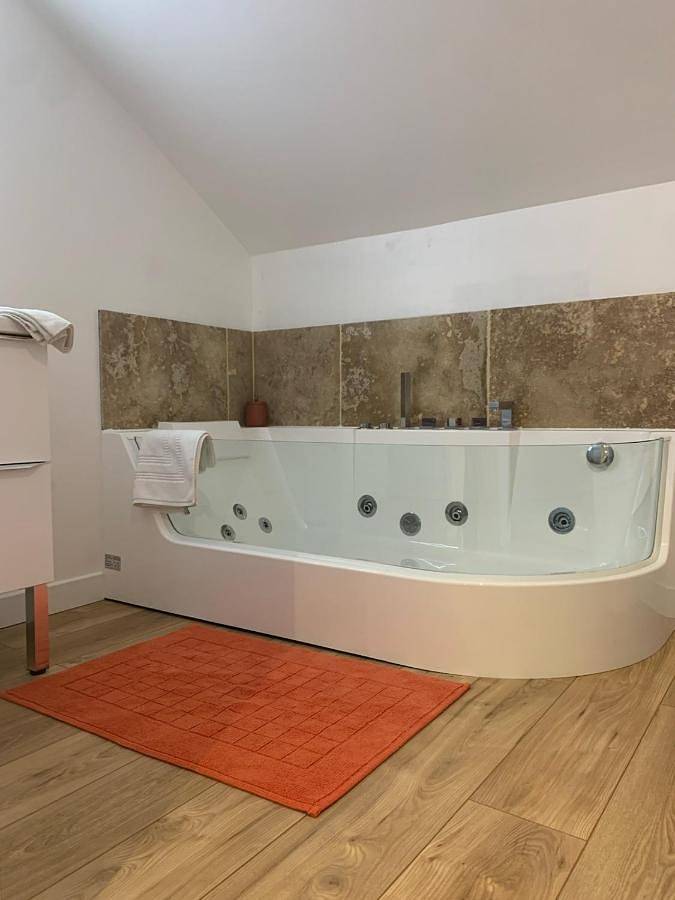 Appartement de vacances pour 2 personnes, avec Balcon et Jacuzzi ainsi que Terrasse et Jardin