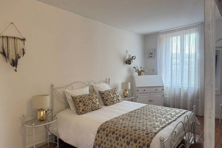 Location de vacances pour 12 personnes, animaux acceptés à Jullié - 2