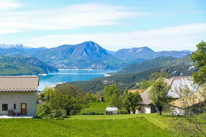 Gîte pour 4 personnes, avec Terrasse et Jardin ainsi que Piscine et Vue sur le lac à Prunières