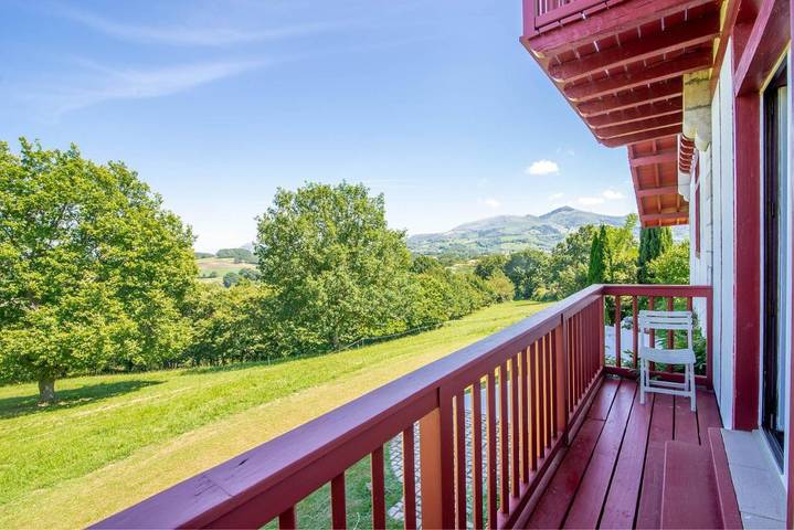 Location de vacances pour 2 personnes, avec piscine ainsi que vue et jardin à Espelette - 4