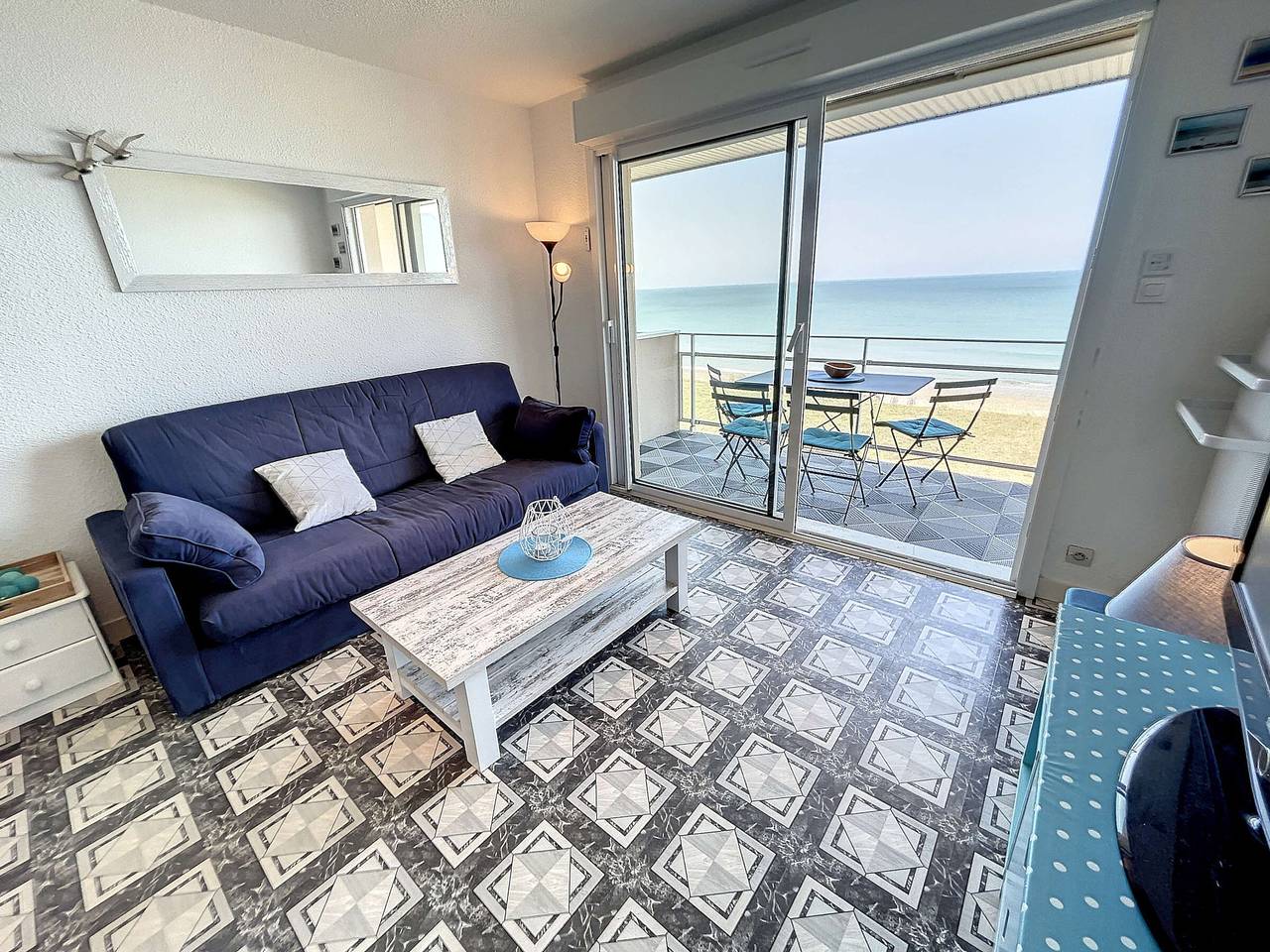 Ganze Wohnung, Apartment am Meer mit Balkon und privatem Parkplatz in Jullouville, Côte de la Déroute