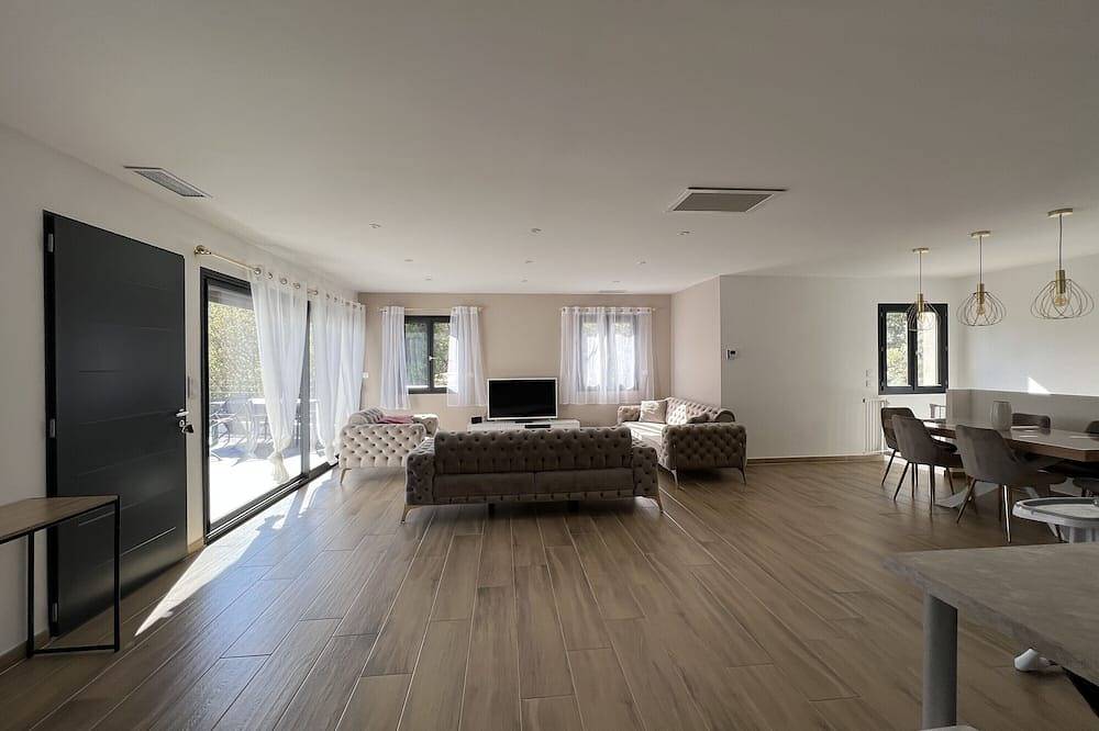 Villa 'Le Ruisseau' mit Bergblick, Wi-Fi und Klimaanlage in Belgentier, Toulon Region
