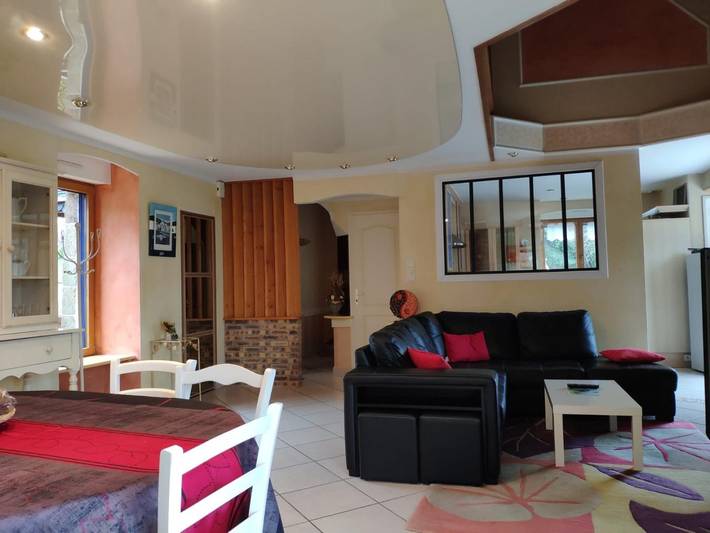 Gîte pour 8 personnes, avec piscine ainsi que terrasse et jardin