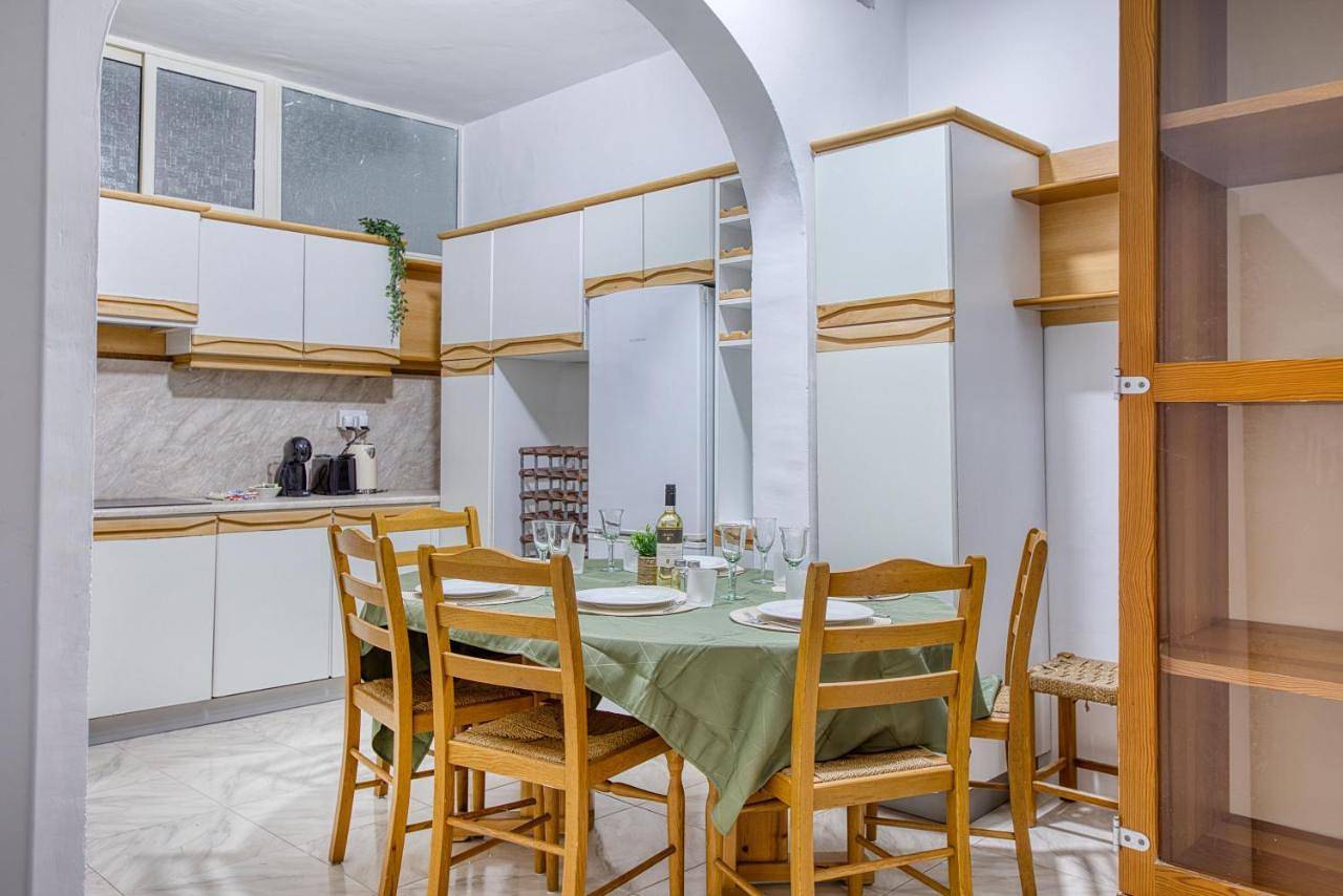 Luxury Villa Sea Views Heart of St Julians in Paceville, San Giljan
