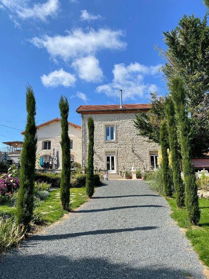 Chambre d’hôte pour 2 personnes, avec Terrasse et Jardin ainsi que Piscine et Vue dans Chagnon
