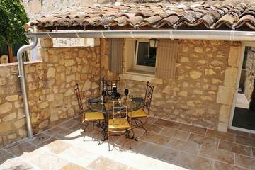 Gîte pour 4 personnes, avec terrasse ainsi que jacuzzi et jardin à Paradou