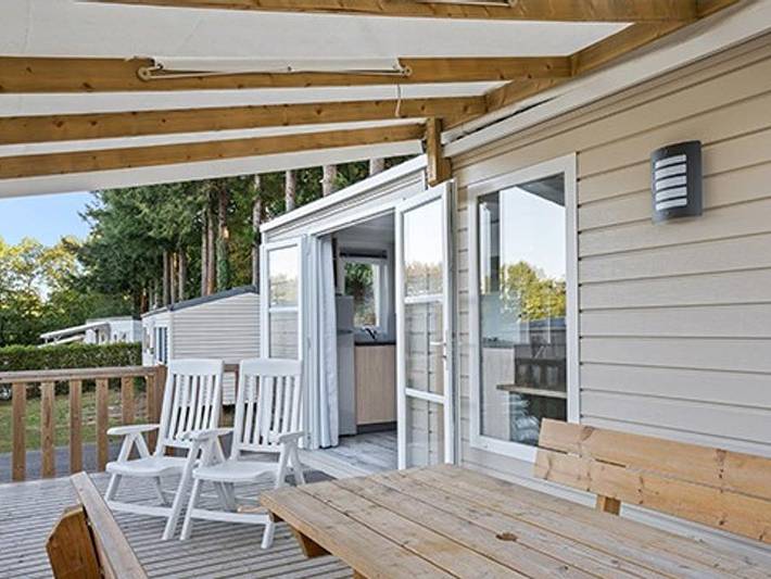 Camping Domaine des Tours - Mobilheim 4 personen - Comfort | 2 Schlafz. | 4 Pers. | Erhöhte Terrasse | Klimaanlage in Saint-Amans-des-Cots, Parc naturel régional de l'Aubrac