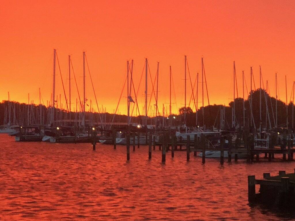 Serene spot, West River dock, sunsets, the Bay, only 40 min from Alexandria, Dc. in Anne Arundel County